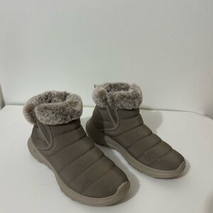 Skechers Women's Go Walk Air
Cooled Goga Mat Boots with Faux Fur Size 7